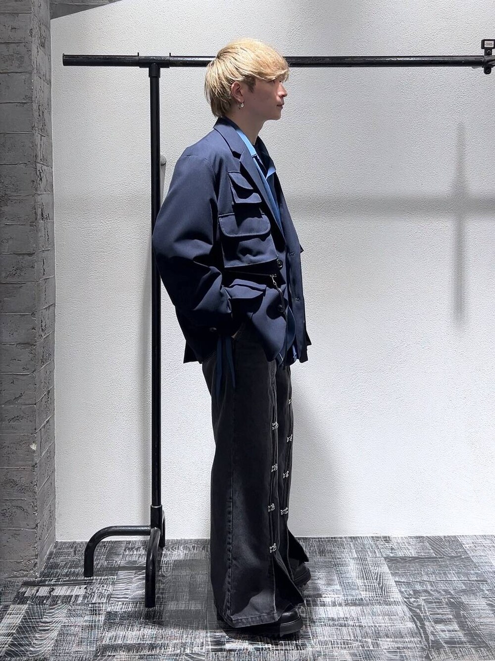 ブルー系のテーラードジャケット、ブラック系のデニムパンツ、ブラック系のドレスシューズを着用したメンズの春コーディネートの3枚目の写真