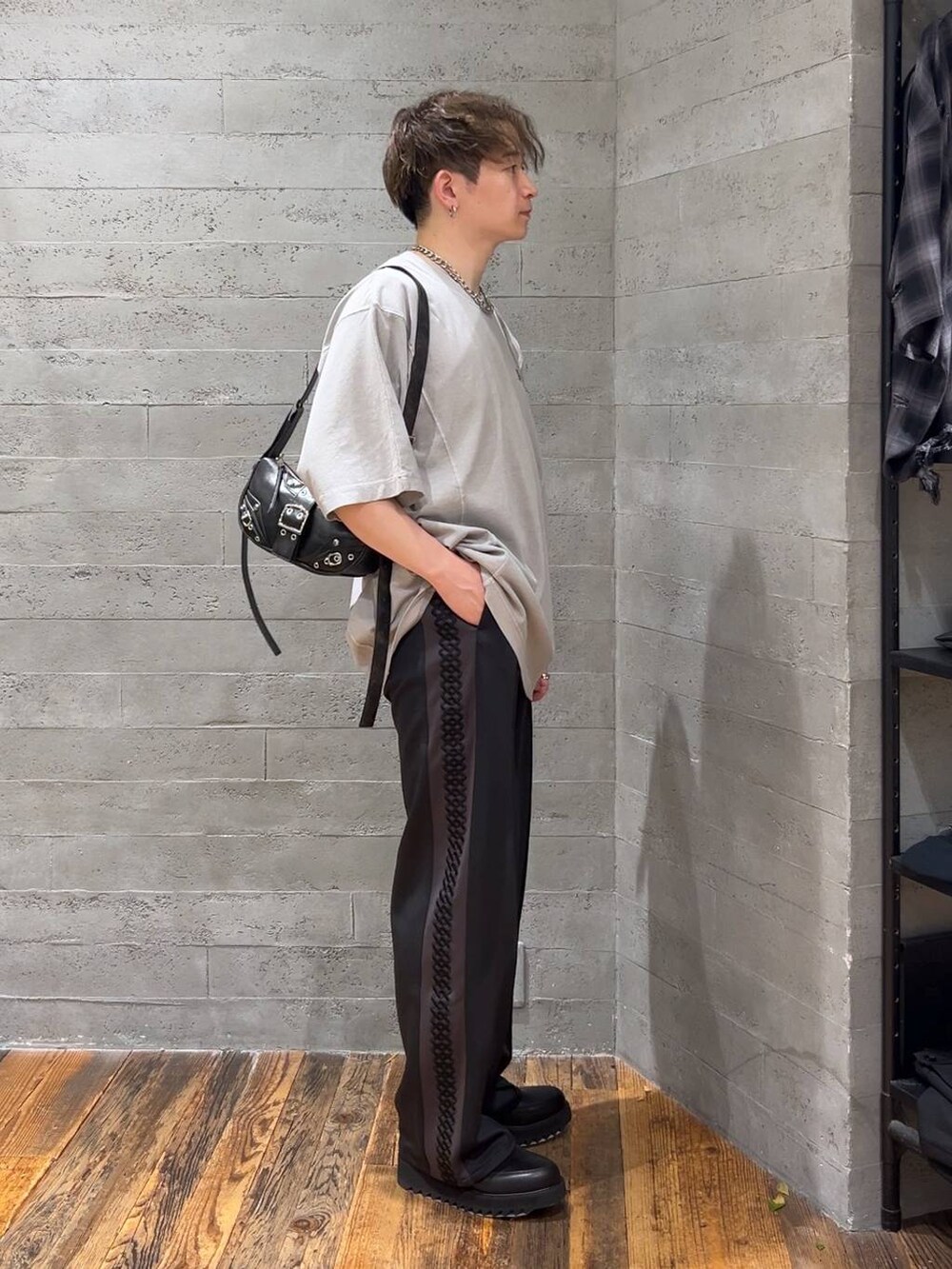 グレー系のTシャツ/カットソー、ブラック系のドレスシューズ、ブラック系のショルダーバッグを着用したメンズの夏コーディネートの2枚目の写真