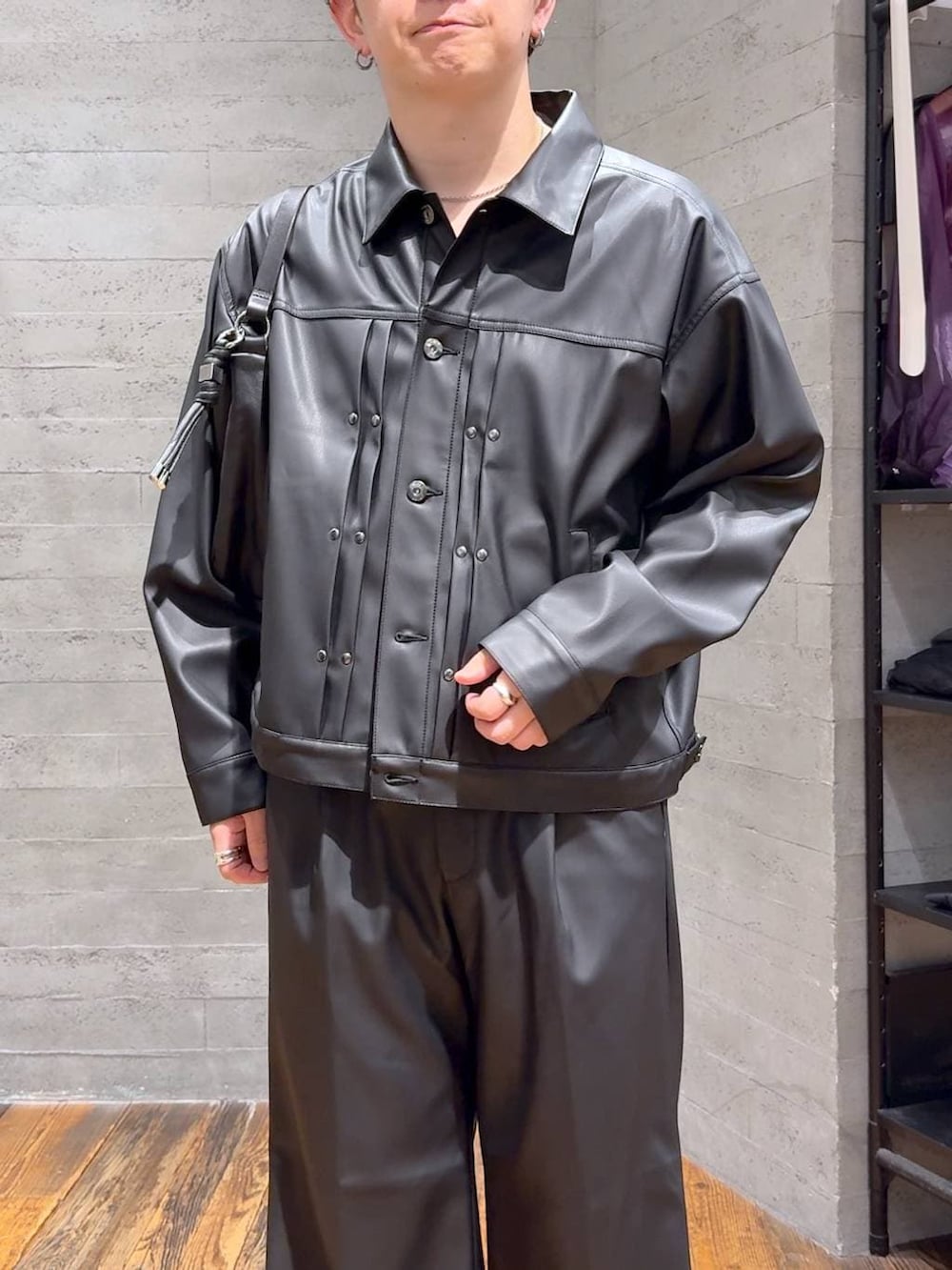 ブラック系のローファー、ブラック系のTシャツ/カットソー、ブラック系のショルダーバッグを着用したメンズの夏コーディネートの5枚目の写真