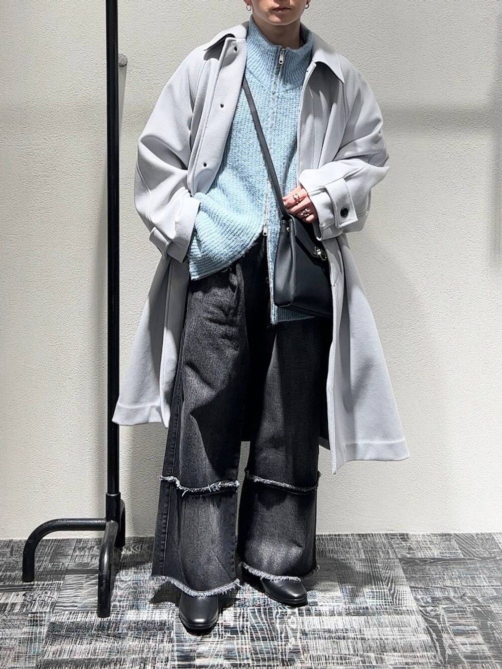 ブラック系のドレスシューズ、グレー系のステンカラーコート、ブラック系のショルダーバッグを着用したメンズの秋コーディネートの2枚目の写真