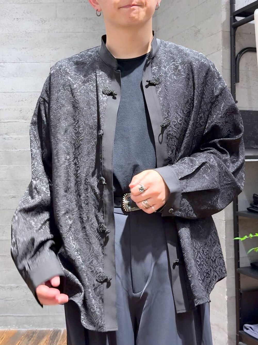 ブラック系のローファー、ブラック系のシャツ/ブラウス、ブラック系のTシャツ/カットソーを着用したメンズの夏コーディネートの5枚目の写真