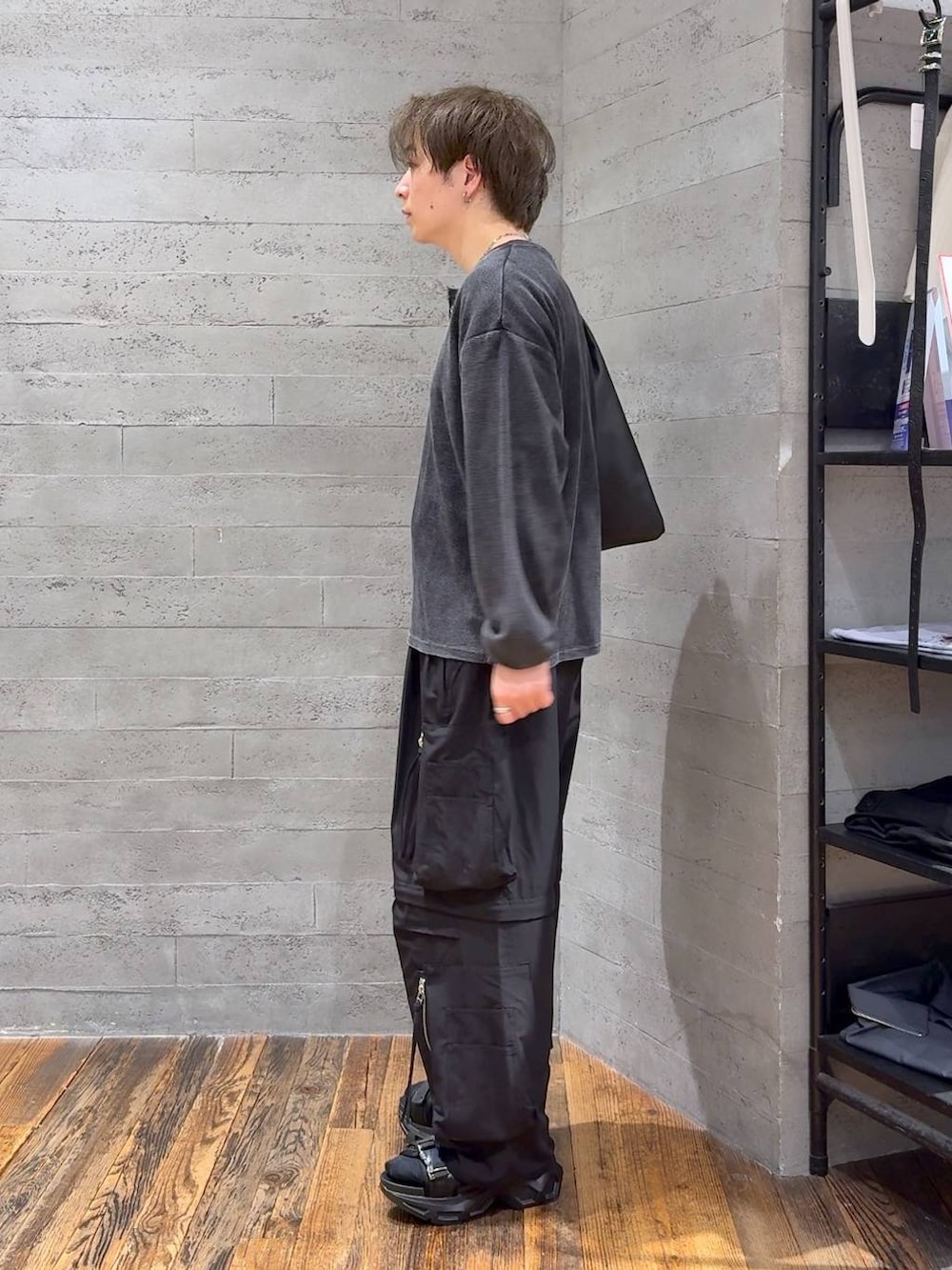ブラック系のTシャツ/カットソー、ブラック系のトートバッグ、ブラック系のサンダルを着用したメンズの夏コーディネートの4枚目の写真