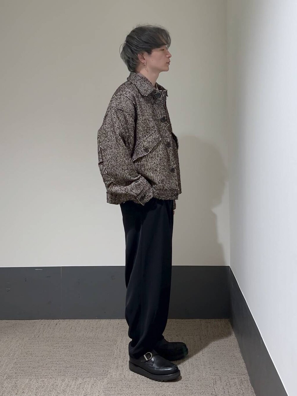 ブラウン系のブルゾン、ピンク系のシャツ/ブラウス、ブラック系のドレスシューズを着用したメンズの冬コーディネートの3枚目の写真