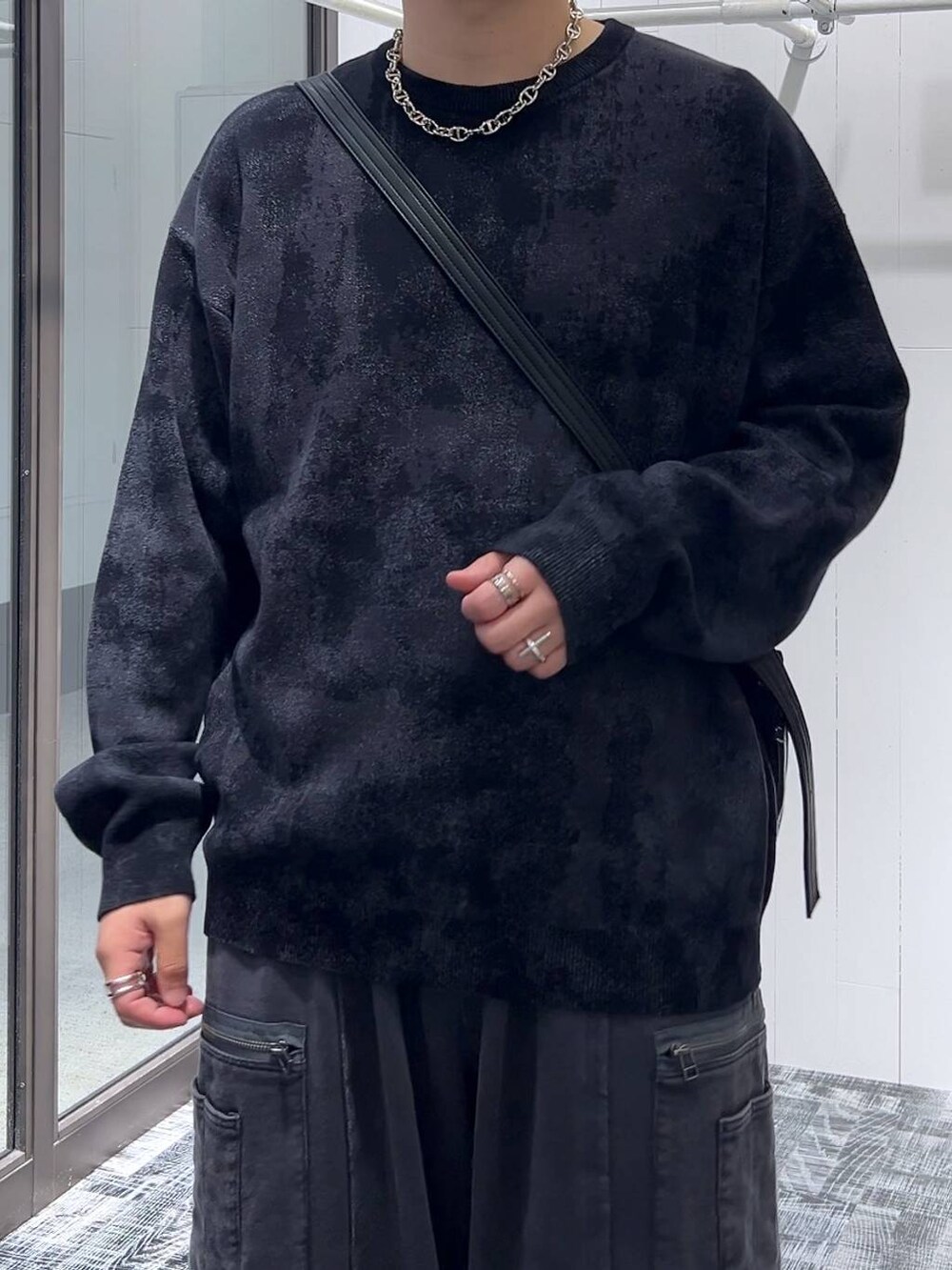 グレー系のカーゴパンツ、ブラック系のその他シューズ、ブラック系のショルダーバッグを着用したメンズの秋コーディネートの5枚目の写真