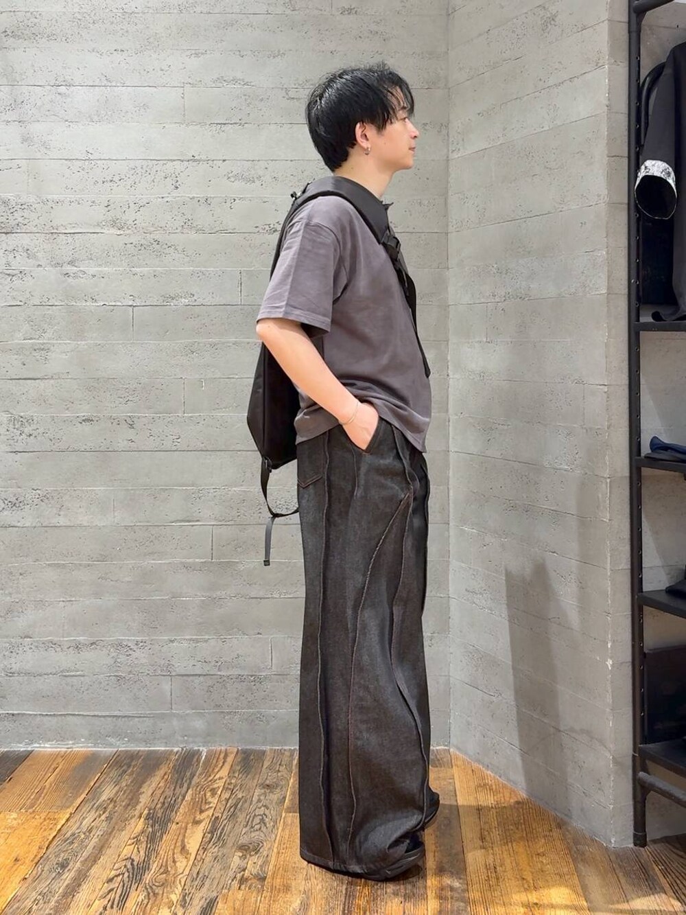 ブラック系のサンダル、ブラック系のデニムパンツ、ブラック系のショルダーバッグを着用したメンズの夏コーディネートの2枚目の写真