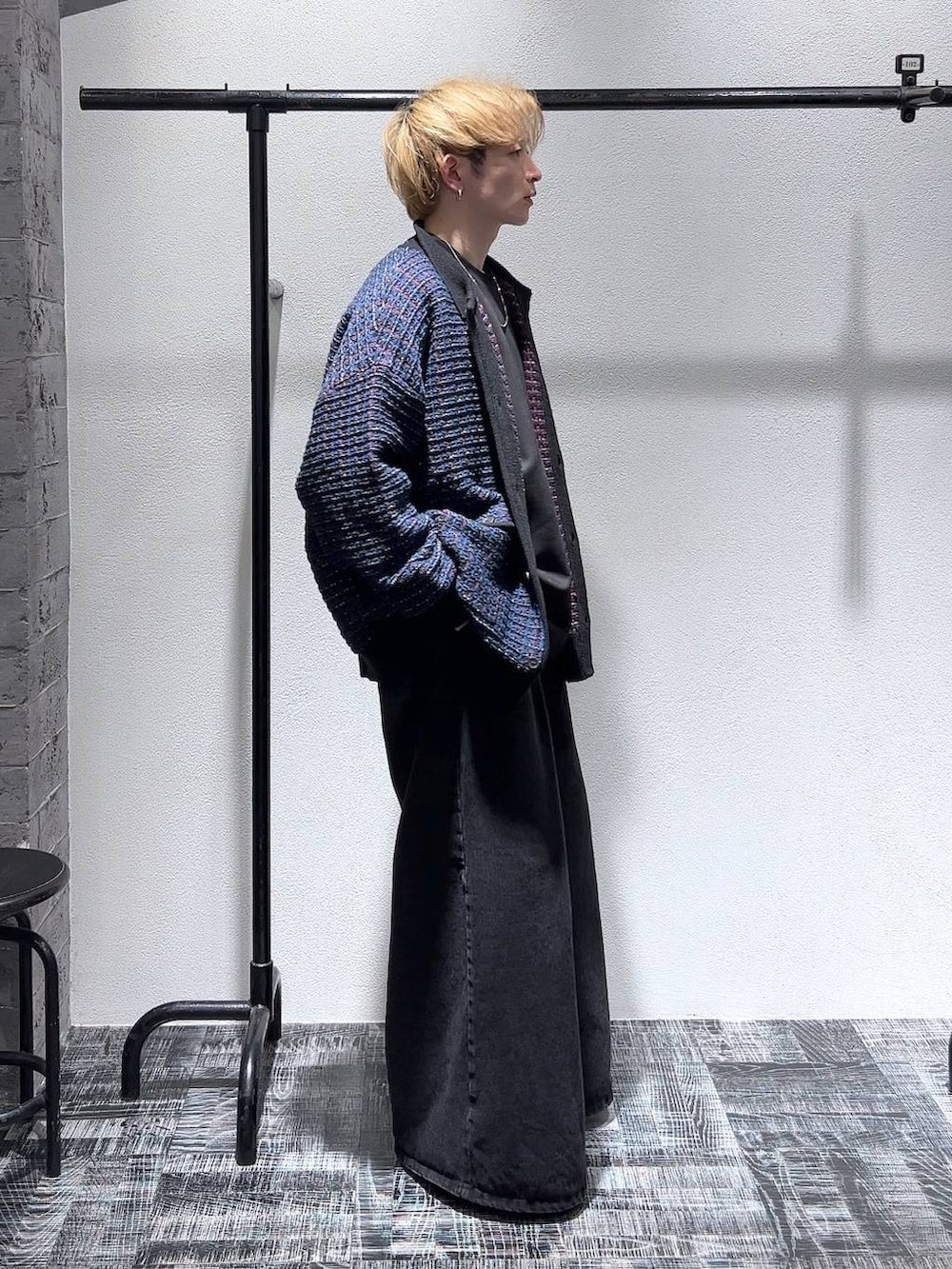 ブルー系のカーディガン/ボレロ、ブラック系のドレスシューズ、ブラック系のスウェットを着用したメンズの冬コーディネートの3枚目の写真