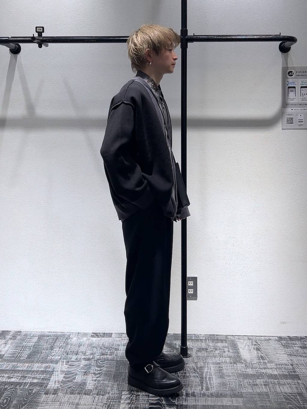 グレー系のシャツ/ブラウス、ブラック系のカーディガン/ボレロ、ブラック系のショルダーバッグを着用したメンズの冬コーディネートの3枚目の写真