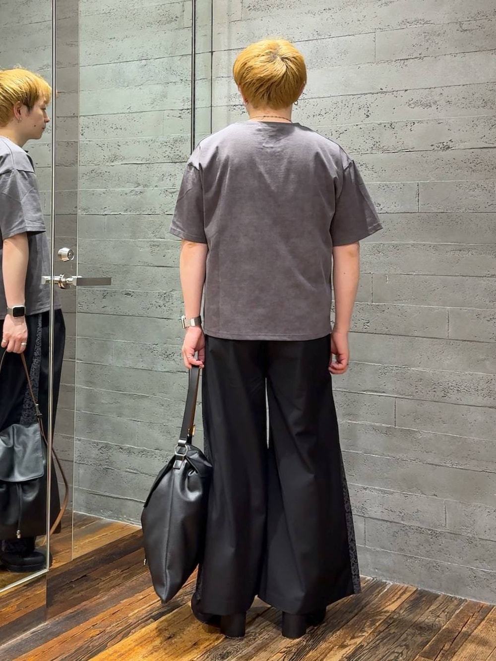 ブラック系のその他パンツ、ブラック系のサンダル、ブラック系のトートバッグを着用したメンズの夏コーディネートの3枚目の写真