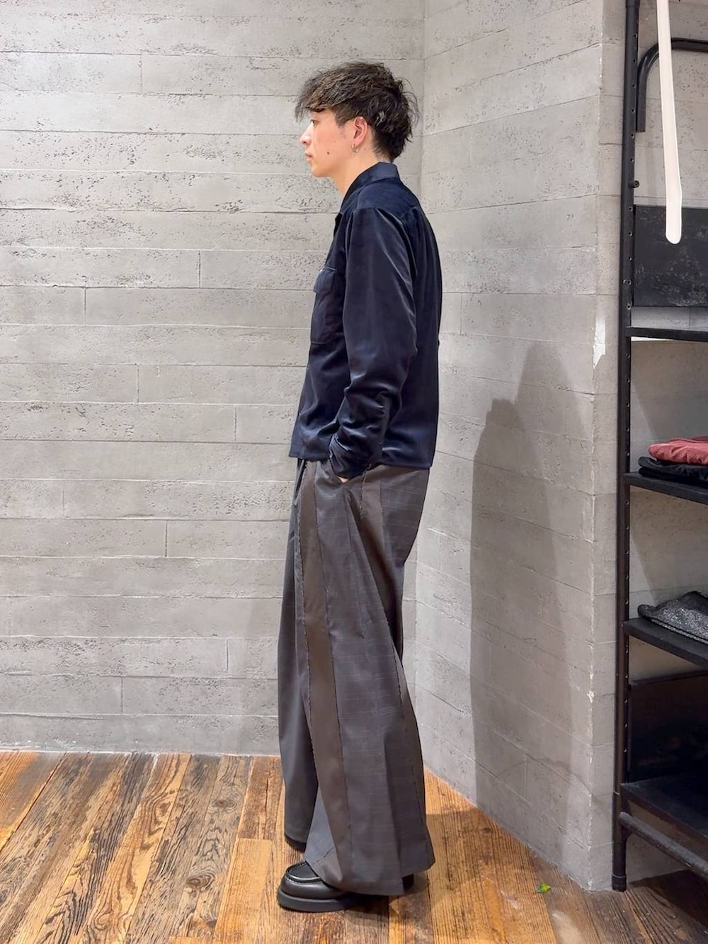 ブラック系のローファー、ブルー系のシャツ/ブラウス、シルバー系のピアス（片耳用）を着用したメンズの秋コーディネートの4枚目の写真