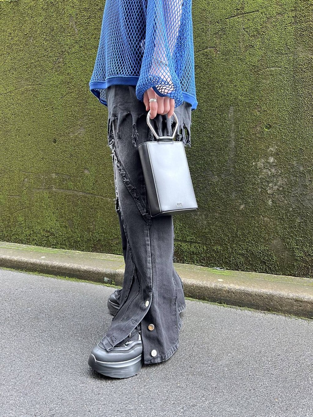 ブラック系のスニーカー、ブラック系のショルダーバッグ、ブラック系のTシャツ/カットソーを着用したメンズの夏コーディネートの4枚目の写真