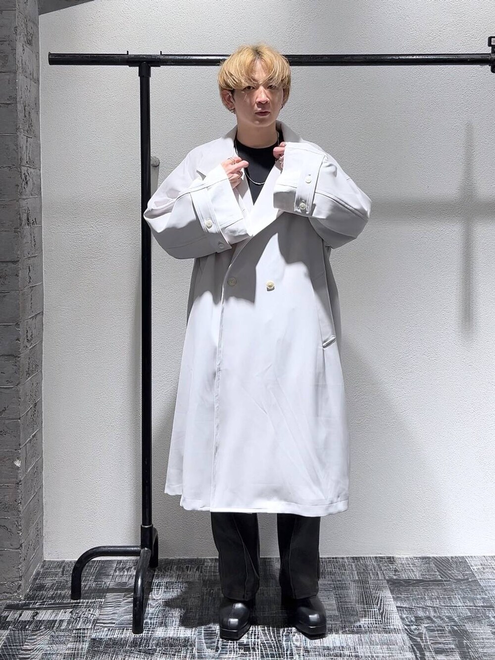 ブラック系のブーツ、ブラック系のスウェット、ブラック系のショルダーバッグを着用したメンズの冬コーディネートの6枚目の写真