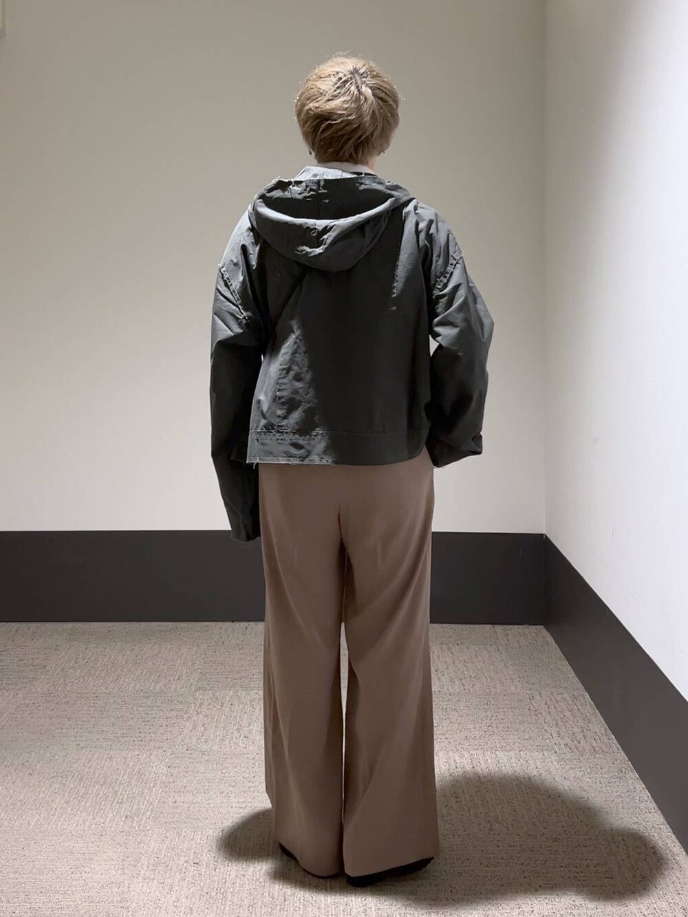 ピンク系のスラックス、ホワイト系のシャツ/ブラウス、ブラック系のドレスシューズを着用したメンズの冬コーディネートの4枚目の写真