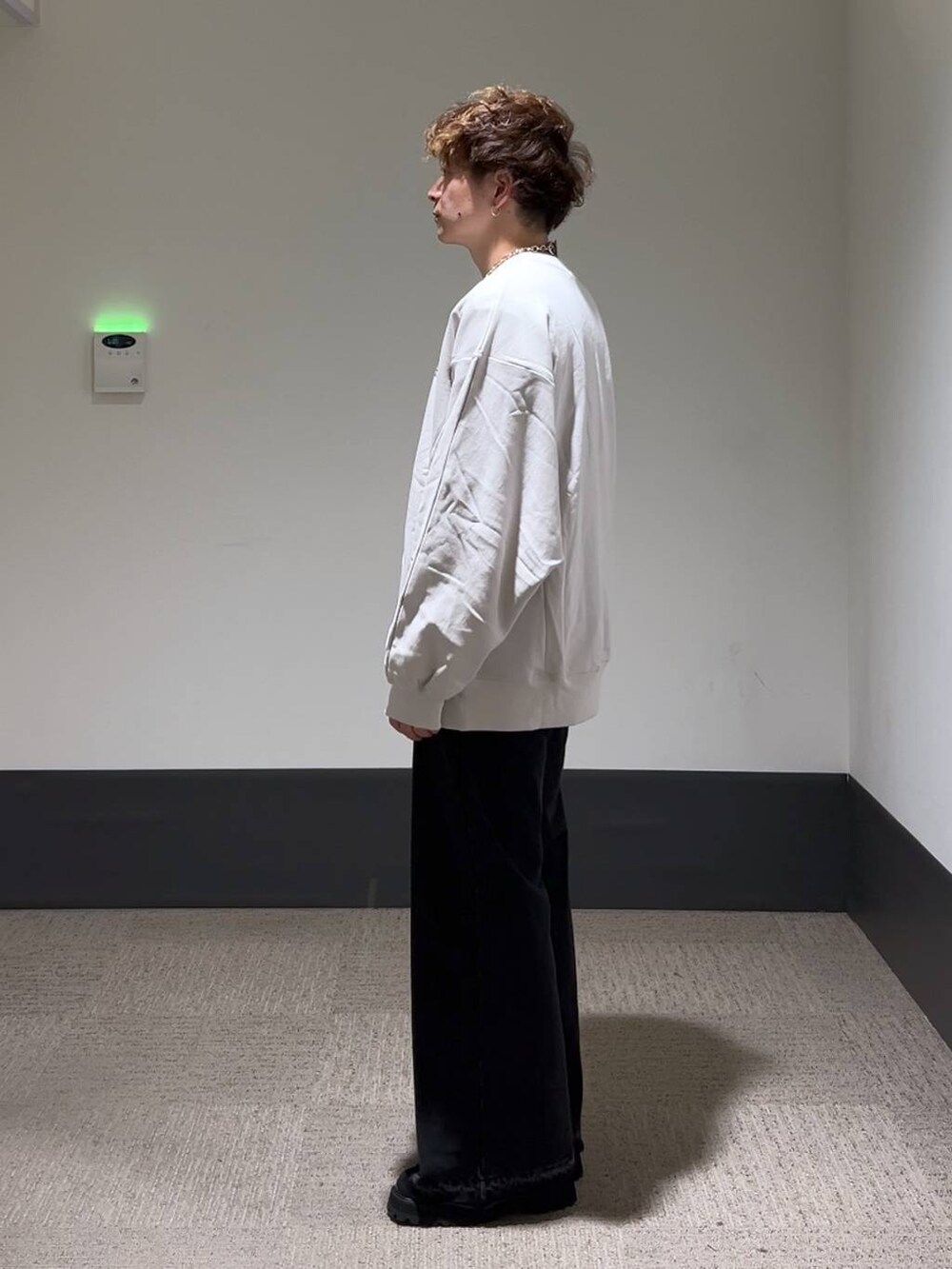 ブラック系のスウェットパンツ、ブラック系のドレスシューズ、グレー系のスウェットを着用したメンズの秋コーディネートの4枚目の写真