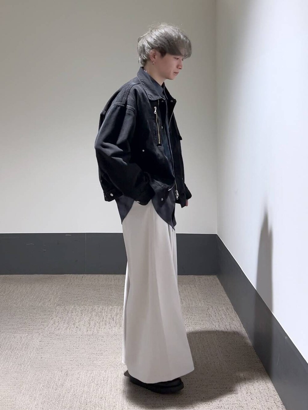 ブルー系のシャツ/ブラウス、ブラック系のドレスシューズ、ホワイト系のスラックスを着用したメンズの冬コーディネートの3枚目の写真