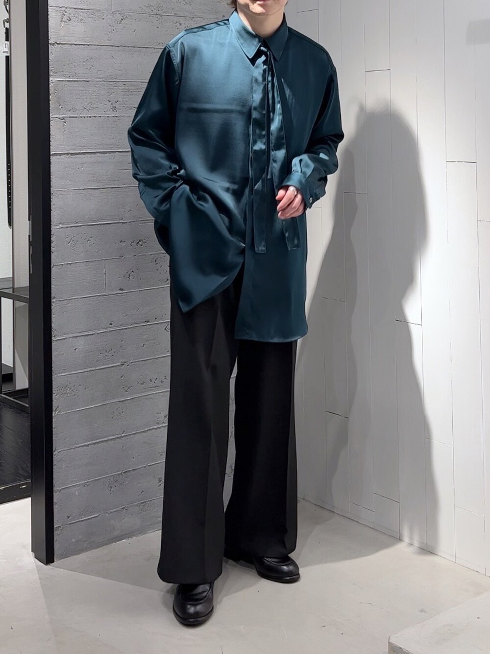 「スカジャン、ロングシャツ、モード、キレイめ、春服コーデ、休日コーデ、シンプルスタイル、ワイドパンツ、レザーシューズ、ハレ(HARE)、HARE、ハレ、ボウタイブラウス、きれいめカジュアル、ゆるコーデ」｜「HAREのシルキーナローボウタイシャツ(HARE)（シャツ/ブラウス、グリーン系）」を使った、HARE     もりたいさん（メンズ・168cm）の冬コーディネートの3枚目の写真