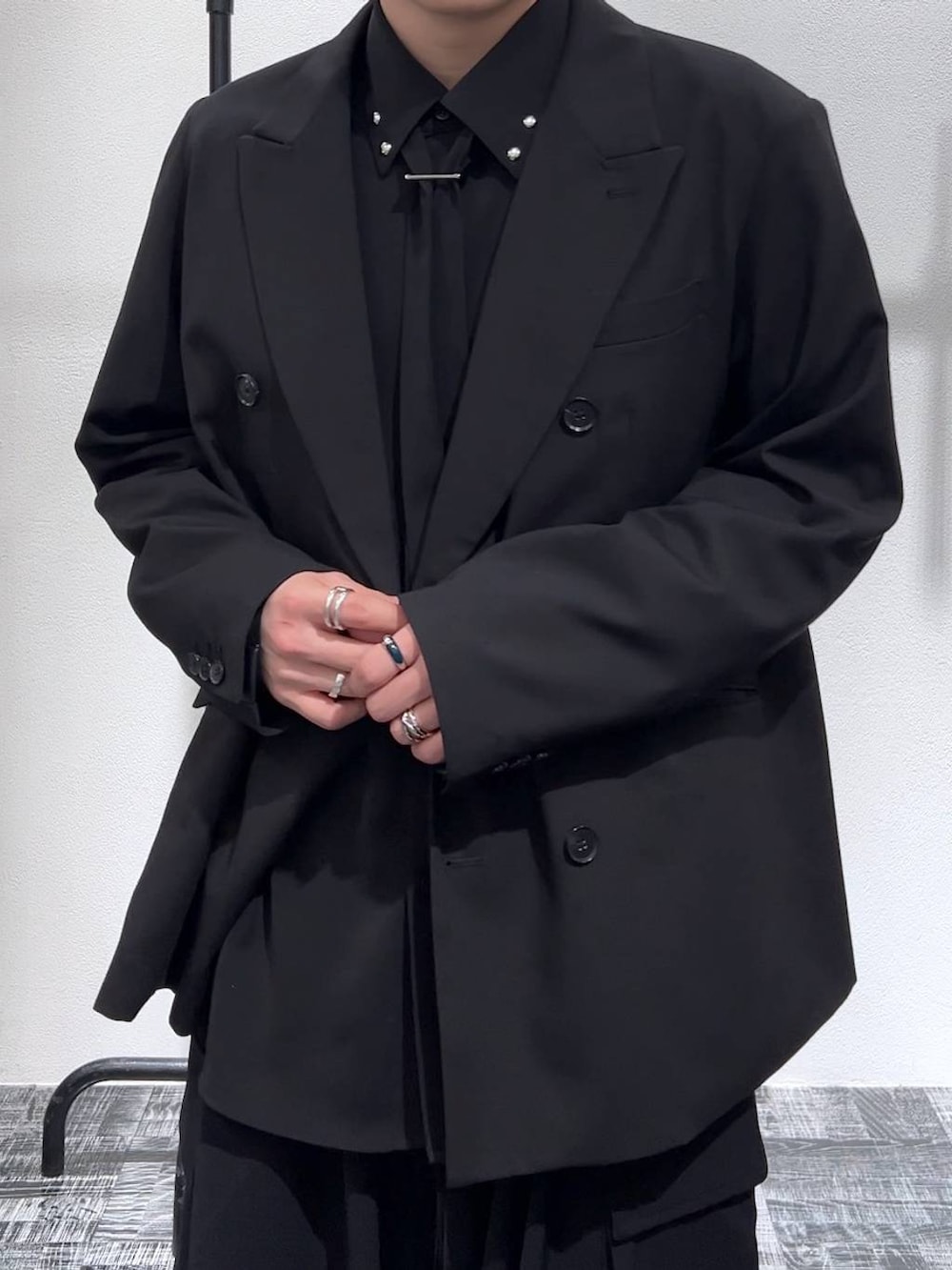 ブラック系のブーツ、ブラック系のテーラードジャケット、ブラック系のシャツ/ブラウスを着用したメンズの冬コーディネートの5枚目の写真