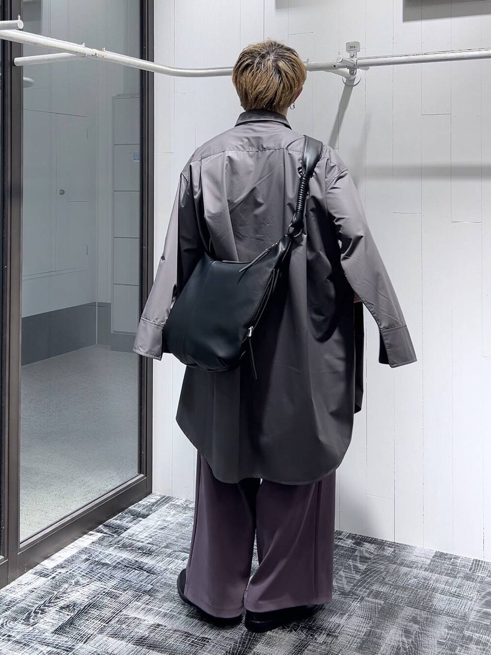 パープル系のその他パンツ、グレー系のシャツ/ブラウス、ブラック系のドレスシューズを着用したメンズの春コーディネートの4枚目の写真