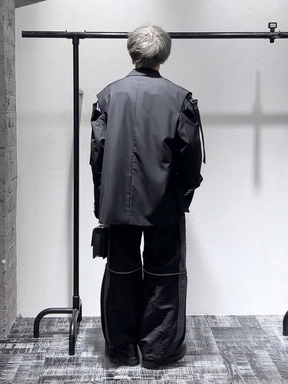 パープル系のシャツ/ブラウス、ブラック系のテーラードジャケット、ブラック系のショルダーバッグを着用したメンズの冬コーディネートの4枚目の写真