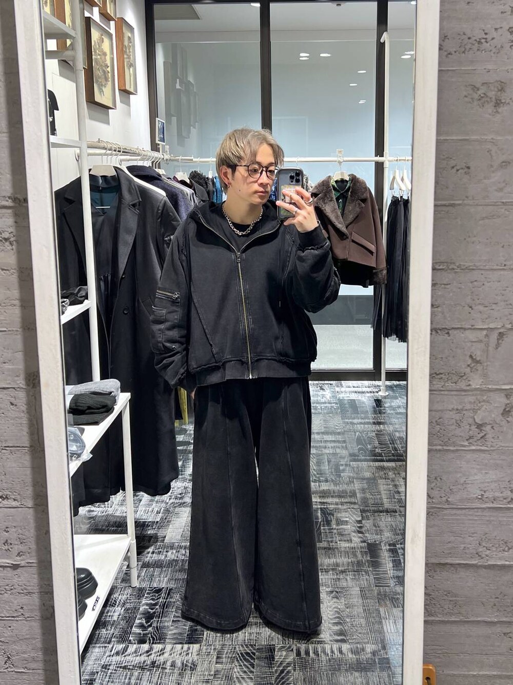 ブラック系のカーゴパンツ、ブルー系のニット/セーター、ブラック系のニット/セーターを着用したメンズの冬コーディネートの7枚目の写真
