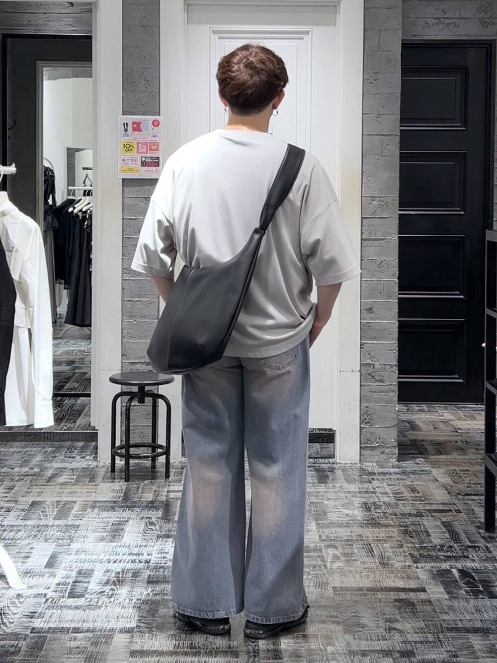 グレー系のTシャツ/カットソー、パープル系のデニムパンツ、ブラック系のサンダルを着用したメンズの夏コーディネートの4枚目の写真