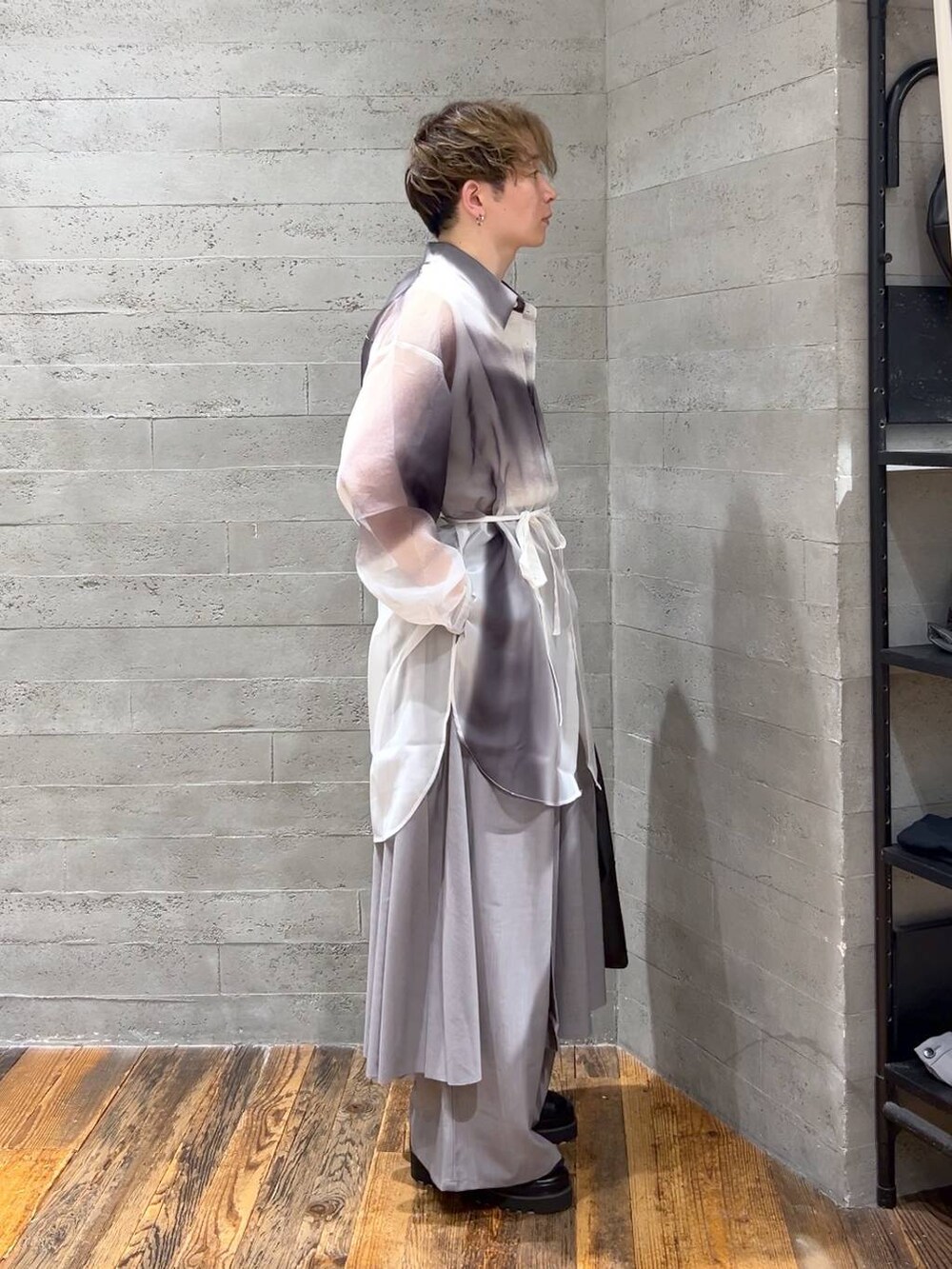 ブラック系のトートバッグ、ブラック系のサンダル、ホワイト系のシャツ/ブラウスを着用したメンズの夏コーディネートの2枚目の写真