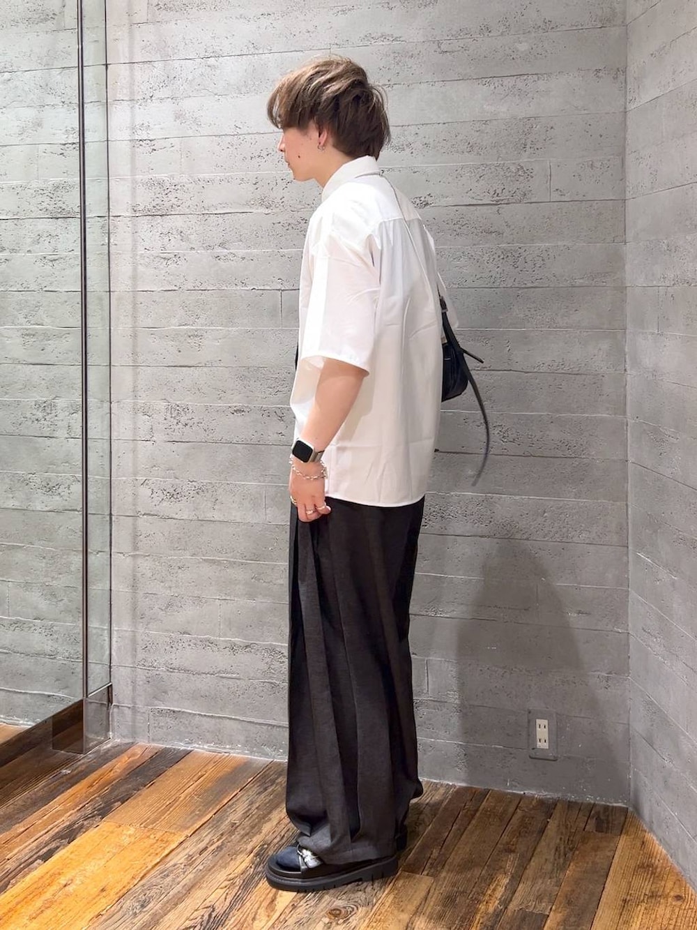 「低身長、きれいめ、オーバーサイズ、HARE、ワイドパンツ、シャツ、ベーシック/シンプル、WEB限定、夏コーデ」|「HAREのステンレスブレスレット(HARE)(ブレスレット、シルバー系)」を使った、HARE もりたいさん(メンズ・168cm)の春コーディネートの4枚目の写真