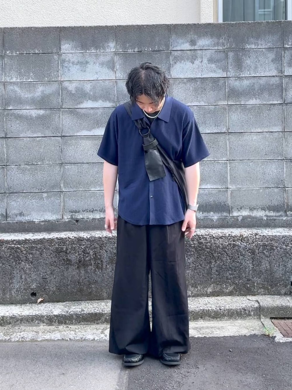 ブルー系のシャツ/ブラウス、ブラック系のスラックス、シルバー系のピアス(片耳用)を着用したメンズの夏コーディネートの2枚目の写真