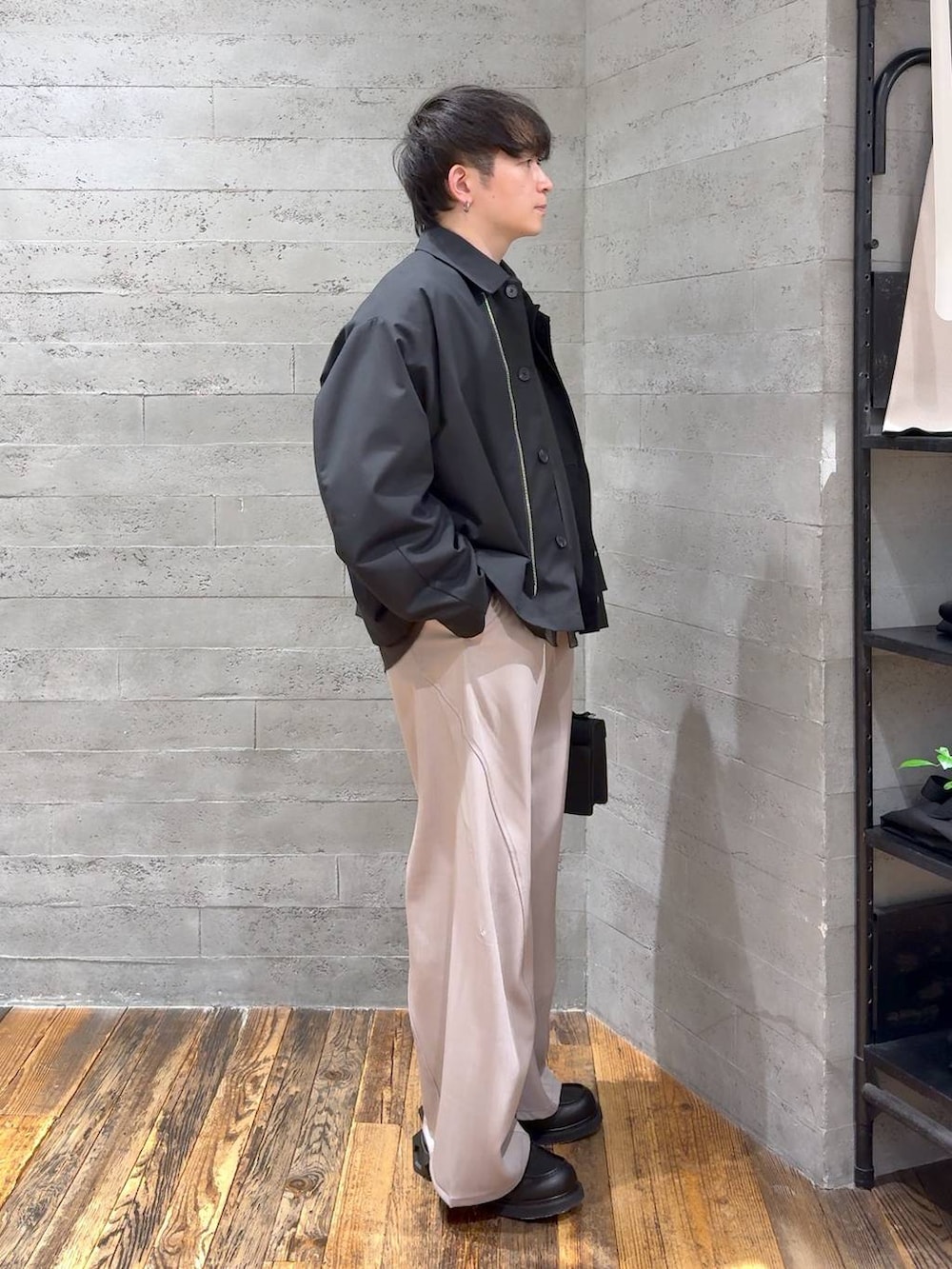 ブラック系のローファー、ブラック系のハンドバッグ、ブラウン系のシャツ/ブラウスを着用したメンズの冬コーディネートの2枚目の写真