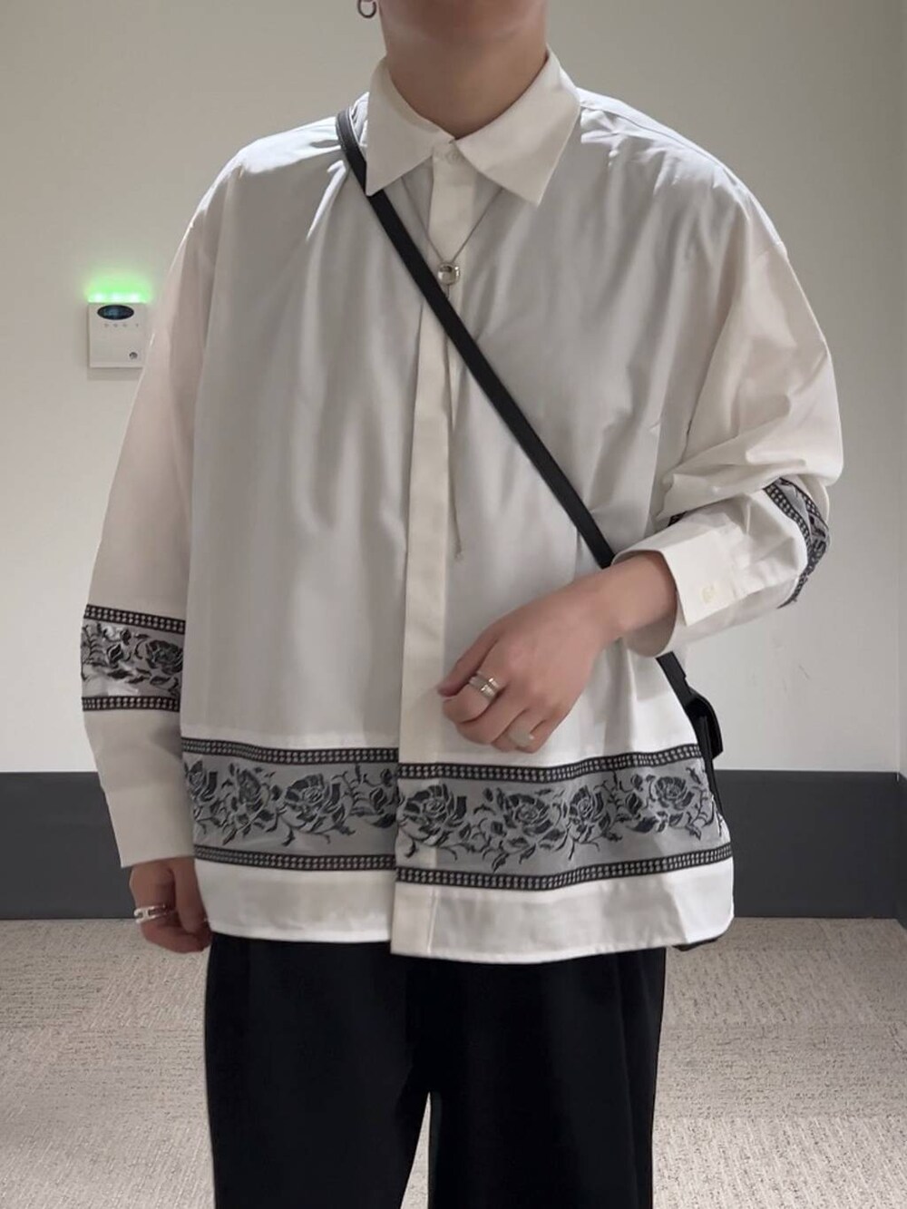 ブラック系のドレスシューズ、ブラック系のショルダーバッグ、ブラック系のスラックスを着用したメンズの夏コーディネートの6枚目の写真