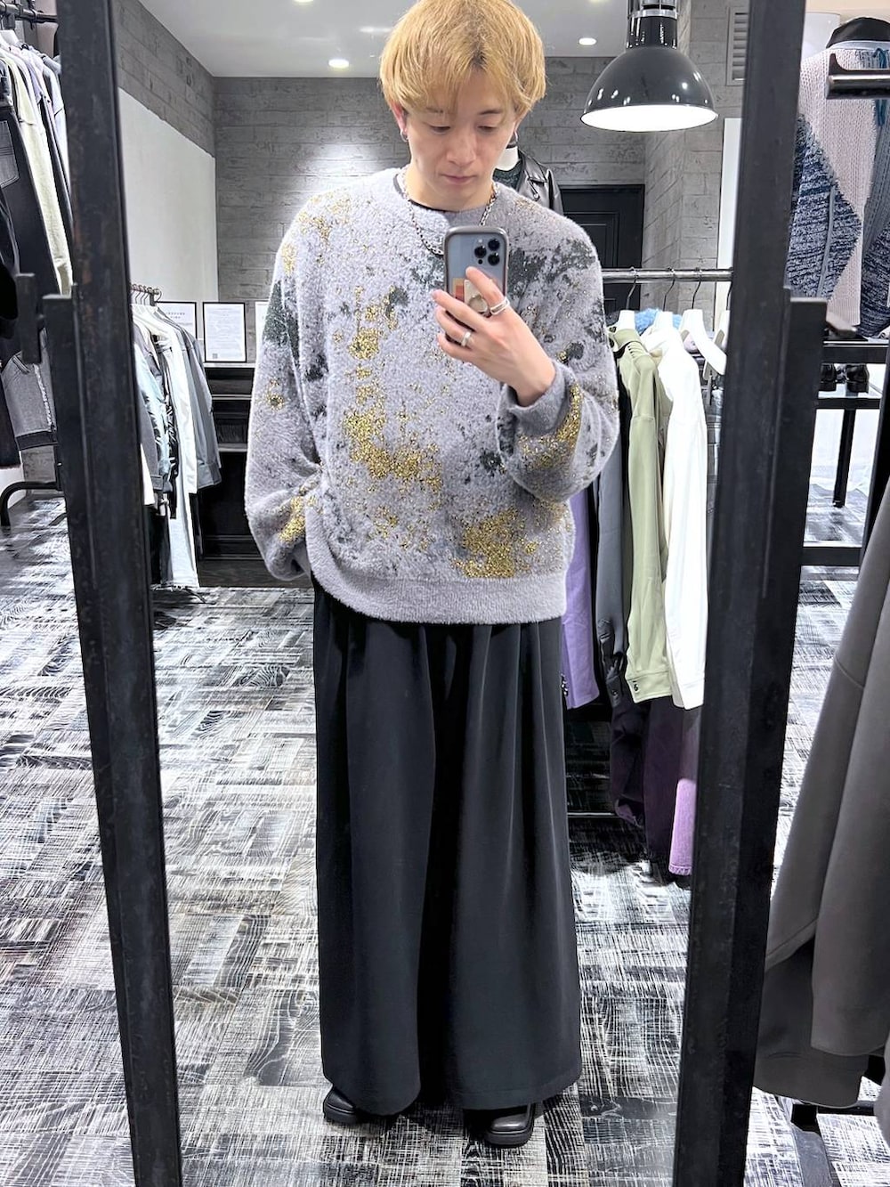 ブラック系のパーカー、グリーン系のニット/セーター、ブラック系のその他パンツを着用したメンズの冬コーディネートの2枚目の写真