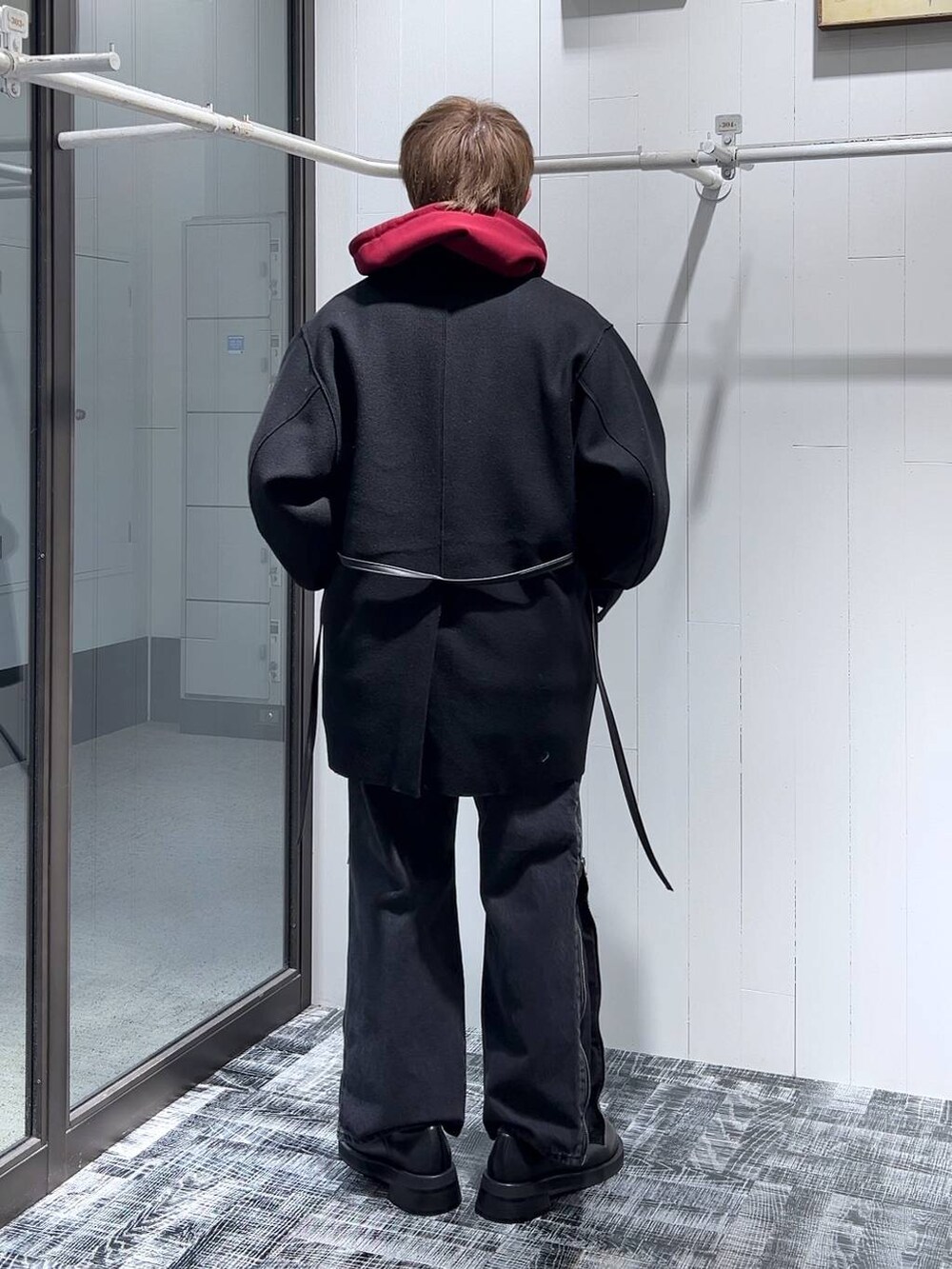 「低身長、きれいめ、モード、オーバーサイズ、HARE、パーカー、セールコーデ、ジャケット、デニムパンツ」｜「HAREのプレミアムウールオーバージャケット(HARE)（テーラードジャケット、ブラック系）」を使った、HARE     もりたいさん（メンズ・168cm）の冬コーディネートの2枚目の写真