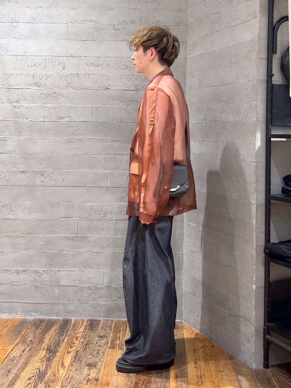 ブルー系のデニムパンツ、ブラック系のサンダル、ブラック系のショルダーバッグを着用したメンズの夏コーディネートの4枚目の写真