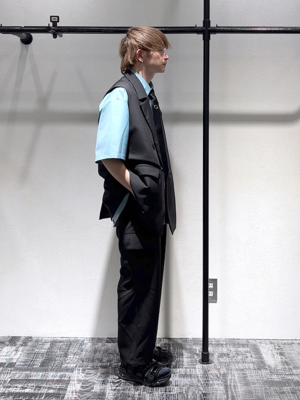 ブラック系のその他アウター、ブルー系のシャツ/ブラウス、ブラック系のカーゴパンツを着用したメンズの春コーディネートの3枚目の写真