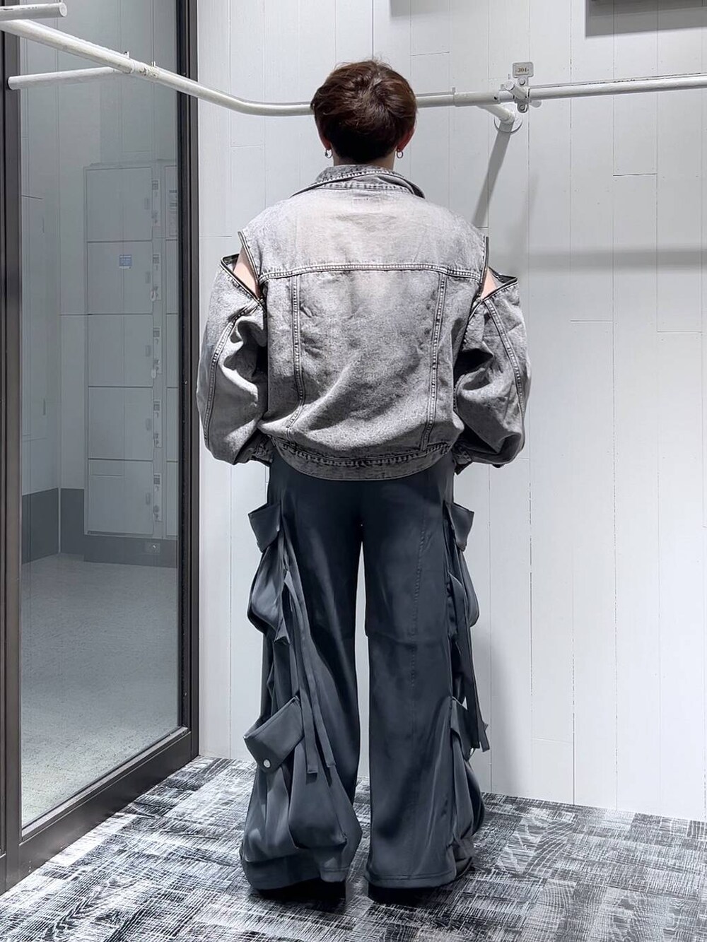 ブラック系のドレスシューズ、ブラック系のTシャツ/カットソー、グレー系のブルゾンを着用したメンズの夏コーディネートの4枚目の写真