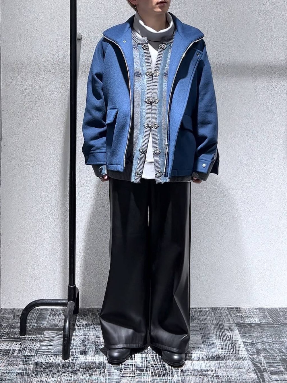 ブルー系のブルゾン、ブラック系のその他パンツ、グレー系のスウェットを着用したメンズの冬コーディネートの2枚目の写真