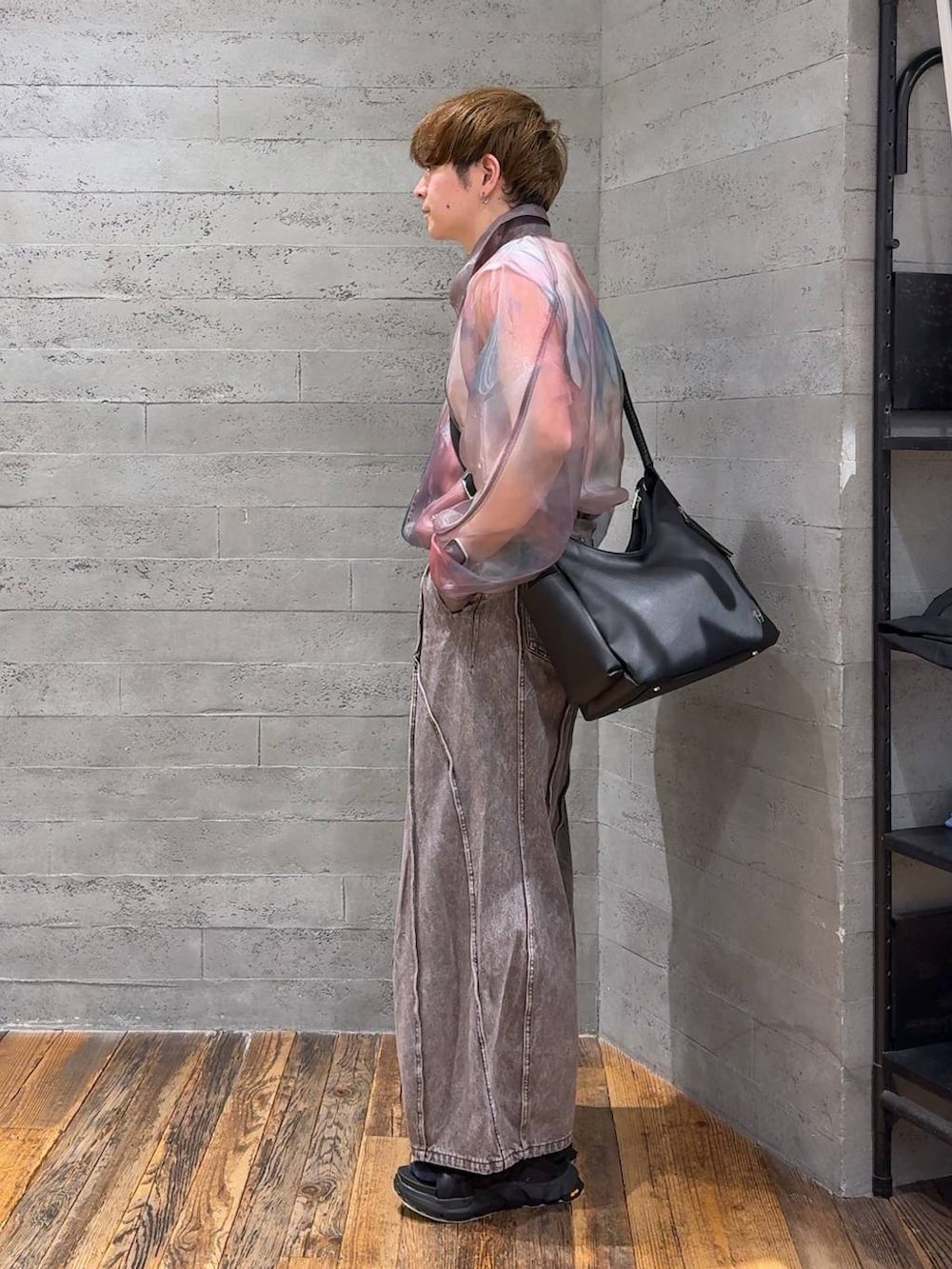 ブラック系のサンダル、ホワイト系のTシャツ/カットソー、パープル系のブルゾンを着用したメンズの春コーディネートの4枚目の写真