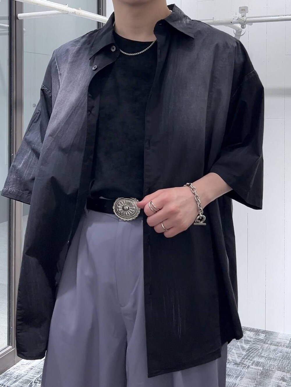 ブラック系のシャツ/ブラウス、グレー系のTシャツ/カットソー、ブラック系のドレスシューズを着用したメンズの春コーディネートの4枚目の写真