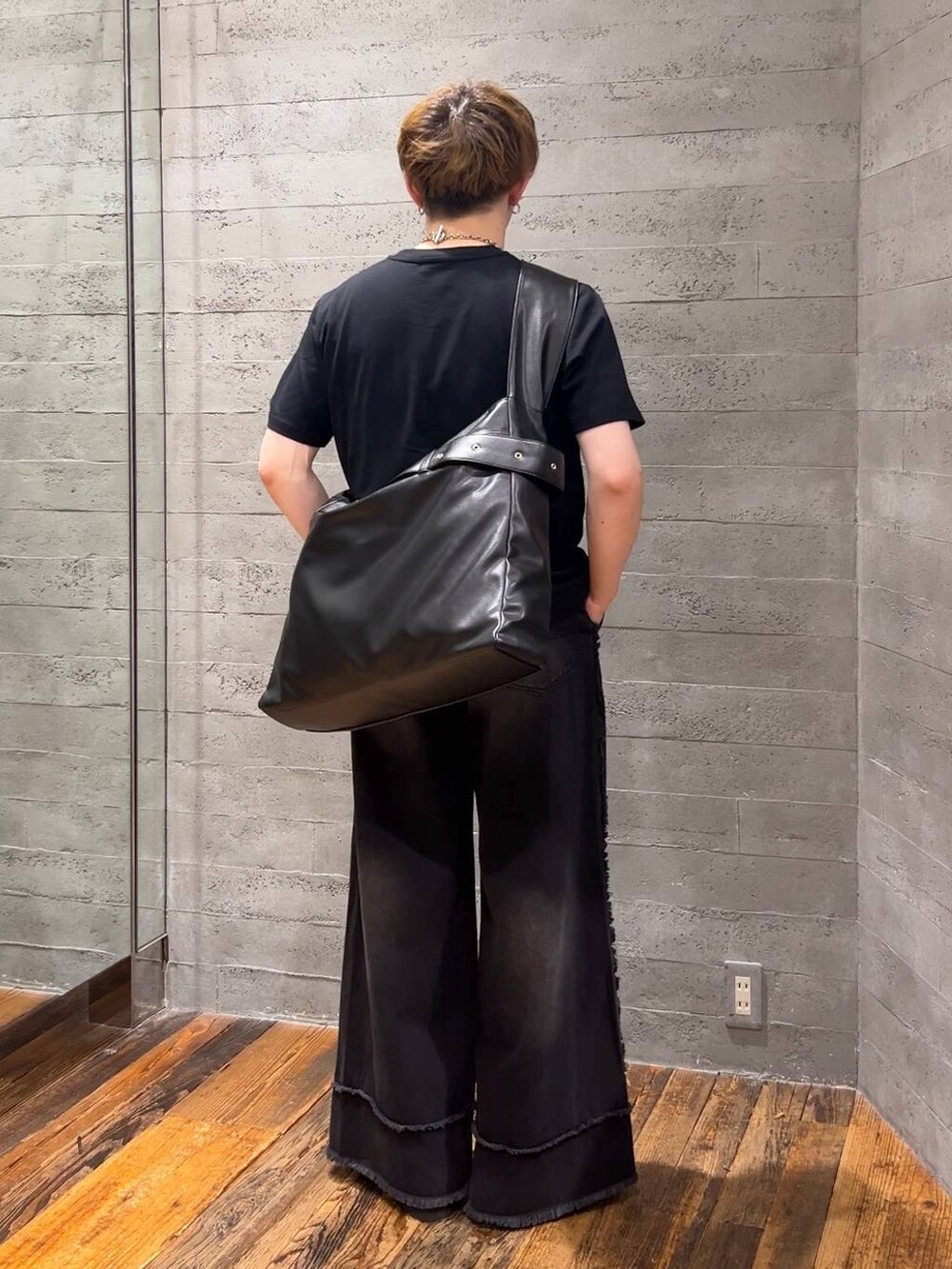 ブラック系のサンダル、ブラック系のショルダーバッグ、ブラック系のデニムパンツを着用したメンズの夏コーディネートの3枚目の写真