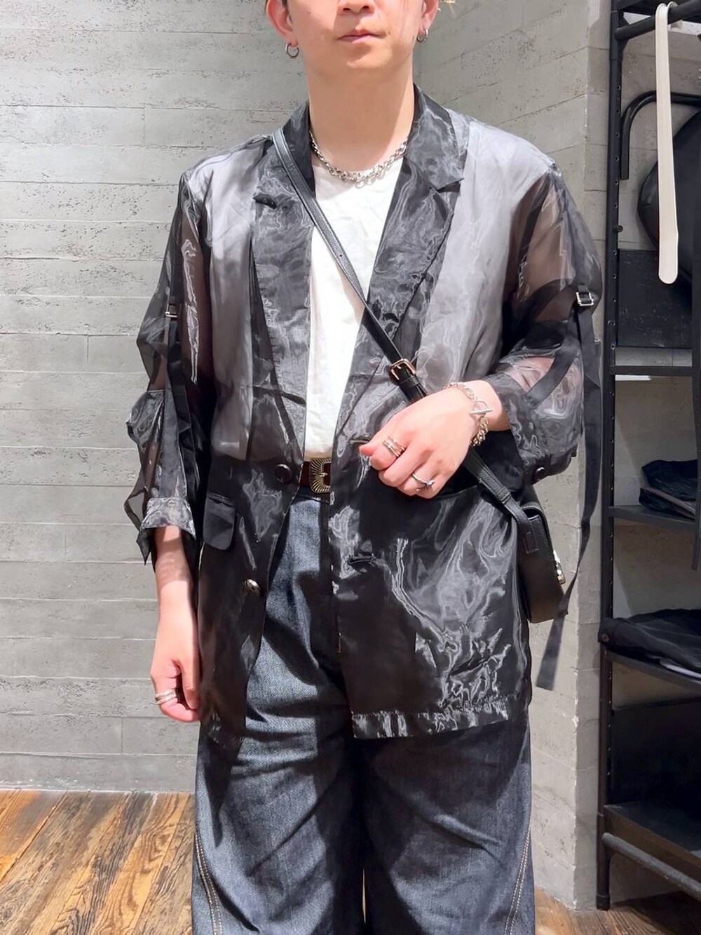 ブルー系のデニムパンツ、ホワイト系のTシャツ/カットソー、ブラック系のスニーカーを着用したメンズの夏コーディネートの5枚目の写真