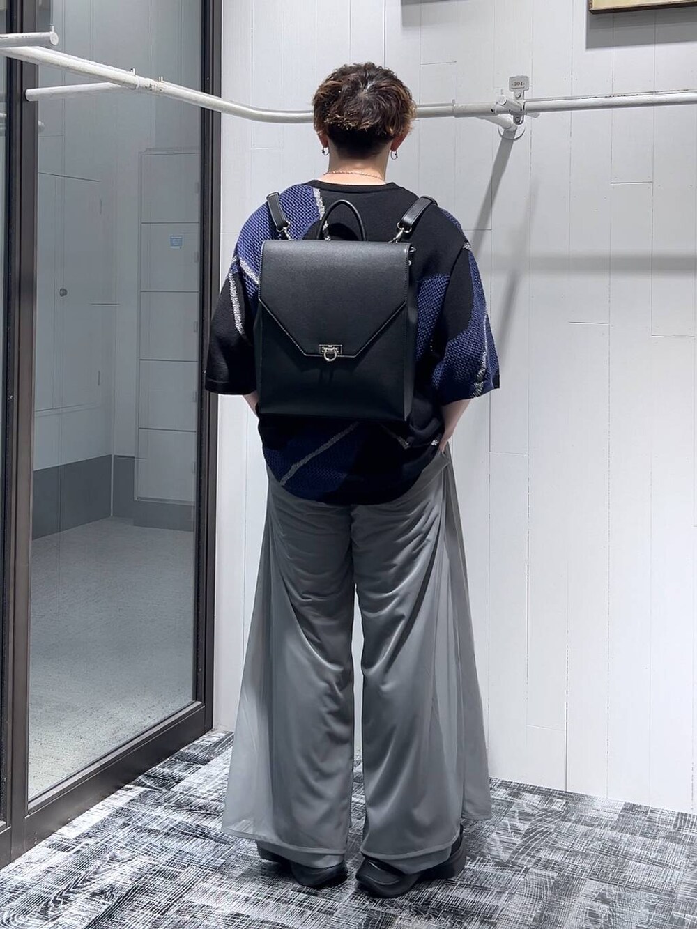 ブラック系のサンダル、グレー系のその他パンツ、ブラック系のショルダーバッグを着用したメンズの夏コーディネートの4枚目の写真