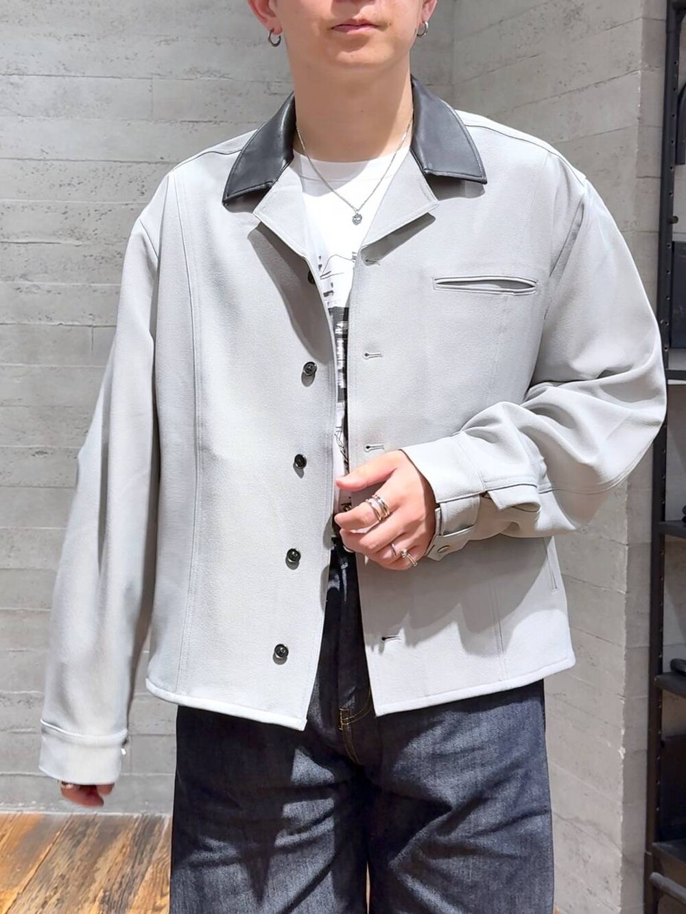 ブルー系のデニムパンツ、ブラック系のローファー、ホワイト系のTシャツ/カットソーを着用したメンズの秋コーディネートの5枚目の写真