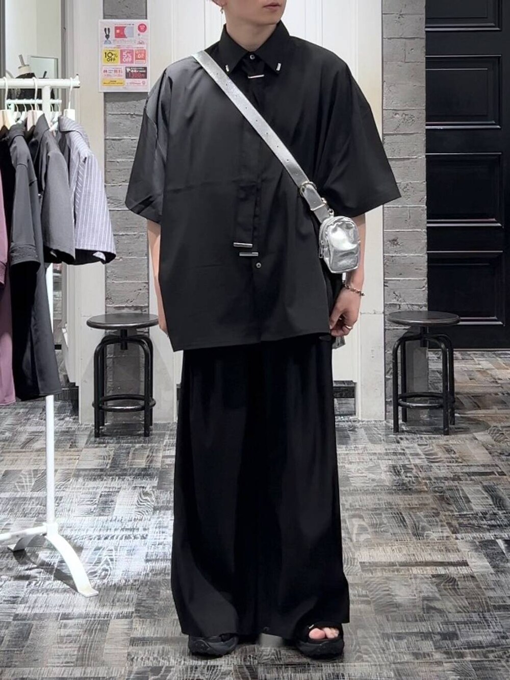 シルバー系のショルダーバッグ、ブラック系のサンダル、ブラック系のシャツ/ブラウスを着用したメンズの夏コーディネートの2枚目の写真