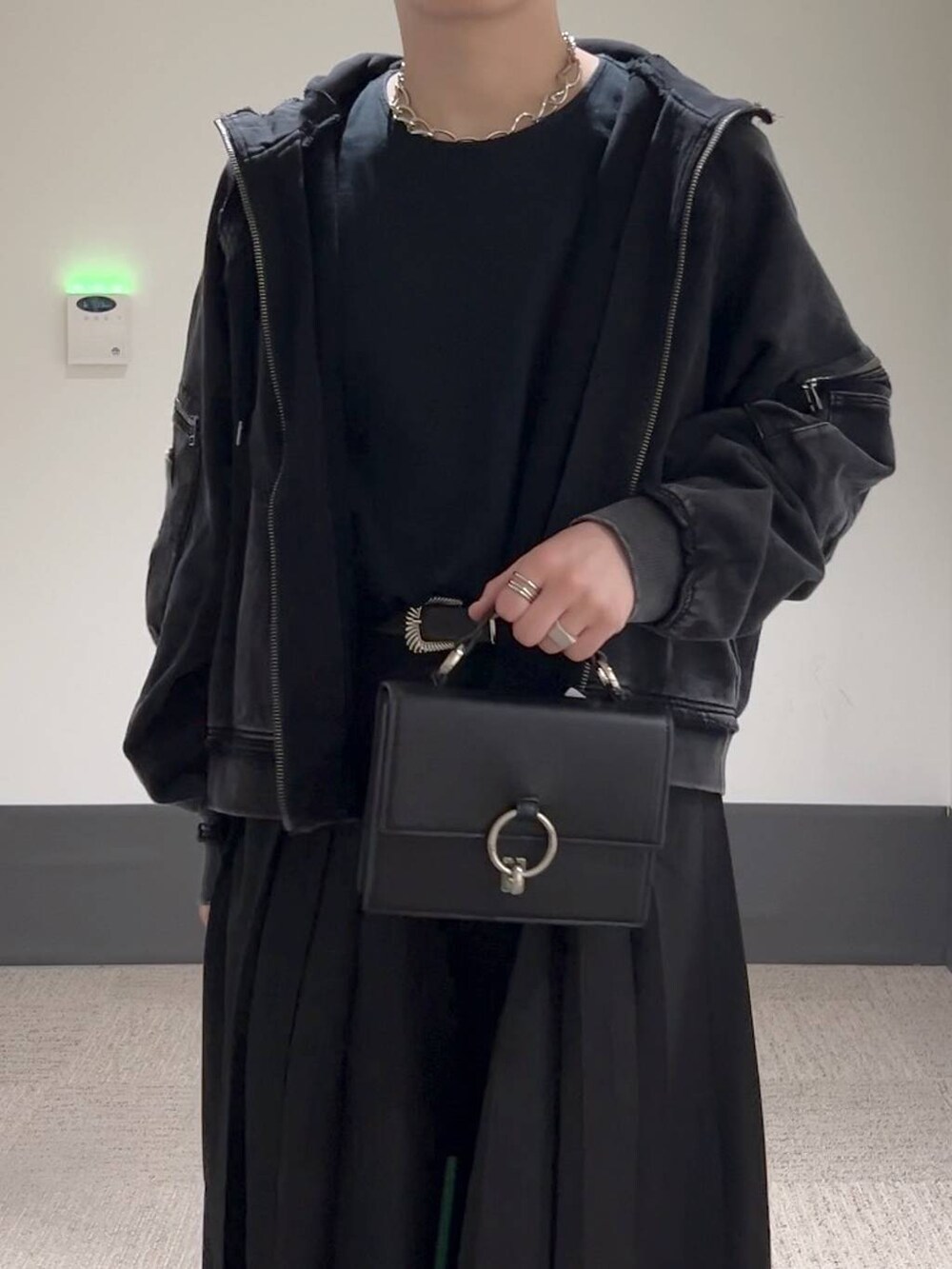 ブラック系のその他パンツ、ブラック系のパーカー、ブラック系のショルダーバッグを着用したメンズの夏コーディネートの6枚目の写真