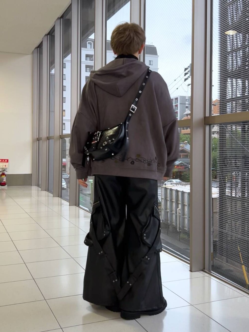 「パーカー、低身長、きれいめ、モード、オーバーサイズ、HARE、ワイドパンツ、スウェット、秋コーデ」｜「HAREのウェルトデザインシューズ(HARE)（その他シューズ、ブラック系）」を使った、HARE     もりたいさん（メンズ・168cm）の秋コーディネートの3枚目の写真