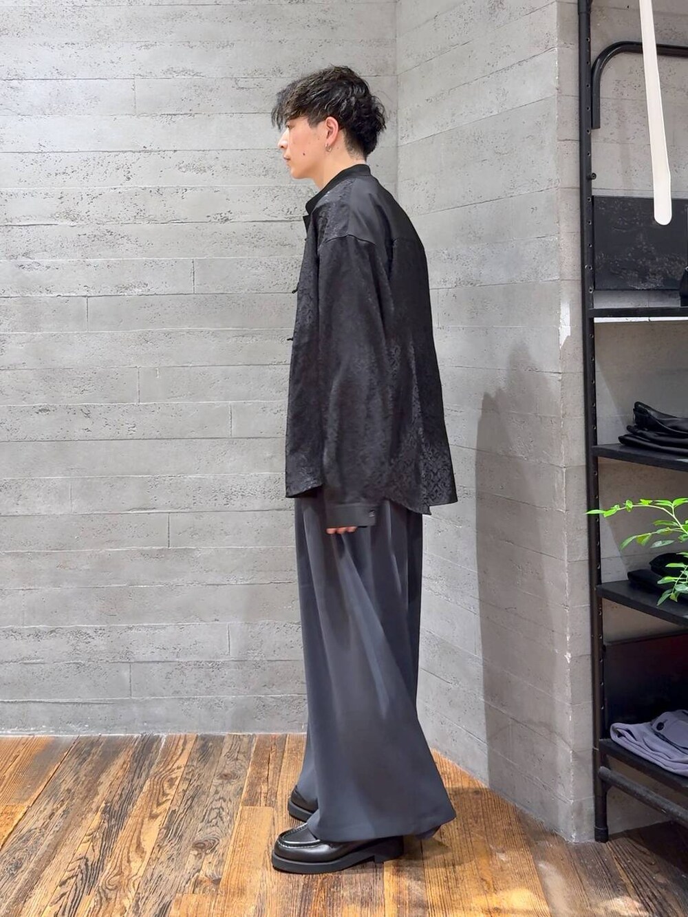 ブラック系のローファー、ブラック系のシャツ/ブラウス、ブラック系のTシャツ/カットソーを着用したメンズの夏コーディネートの4枚目の写真