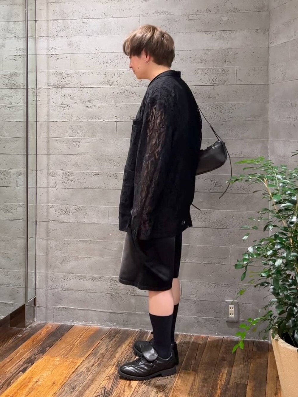 ブラック系のテーラードジャケット、ブラック系のショルダーバッグ、ブラック系のTシャツ/カットソーを着用したメンズの春コーディネートの4枚目の写真