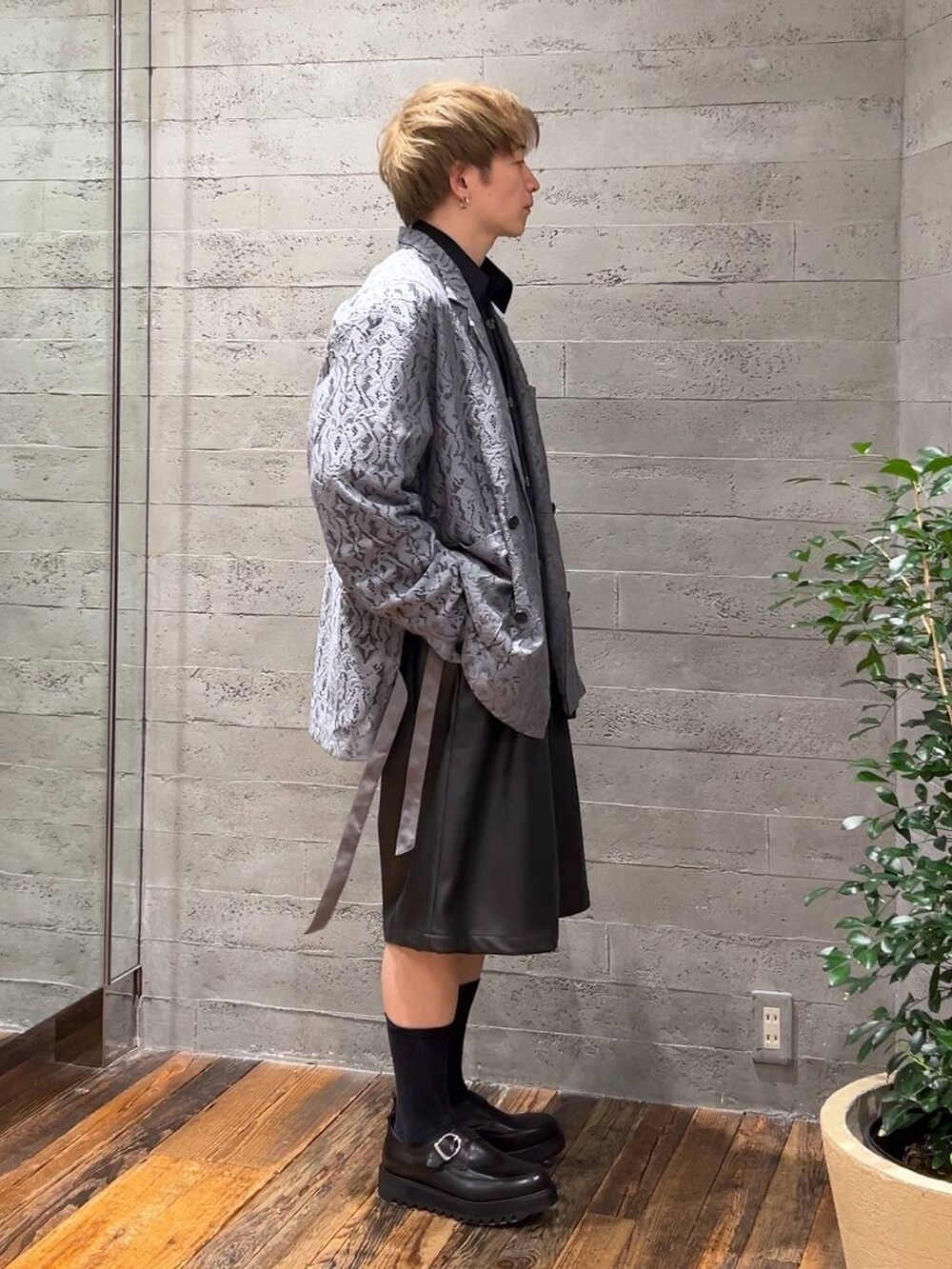 グレー系のテーラードジャケット、ブラック系のその他パンツ、ブラック系のドレスシューズを着用したメンズの春コーディネートの2枚目の写真