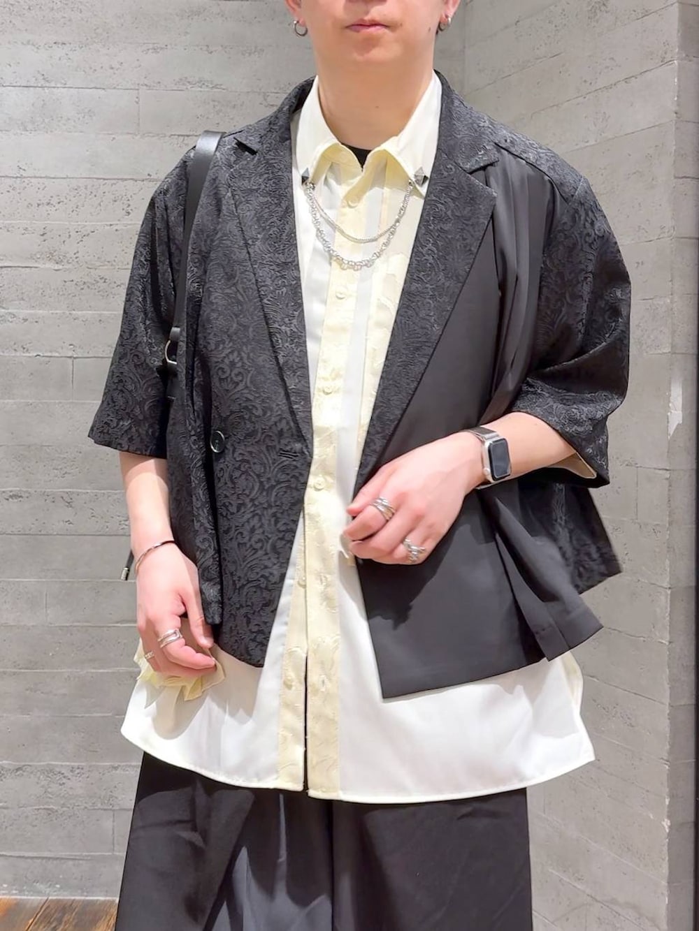 ホワイト系のシャツ/ブラウス、ブラック系のサンダル、ブラック系のトートバッグを着用したメンズの春コーディネートの5枚目の写真