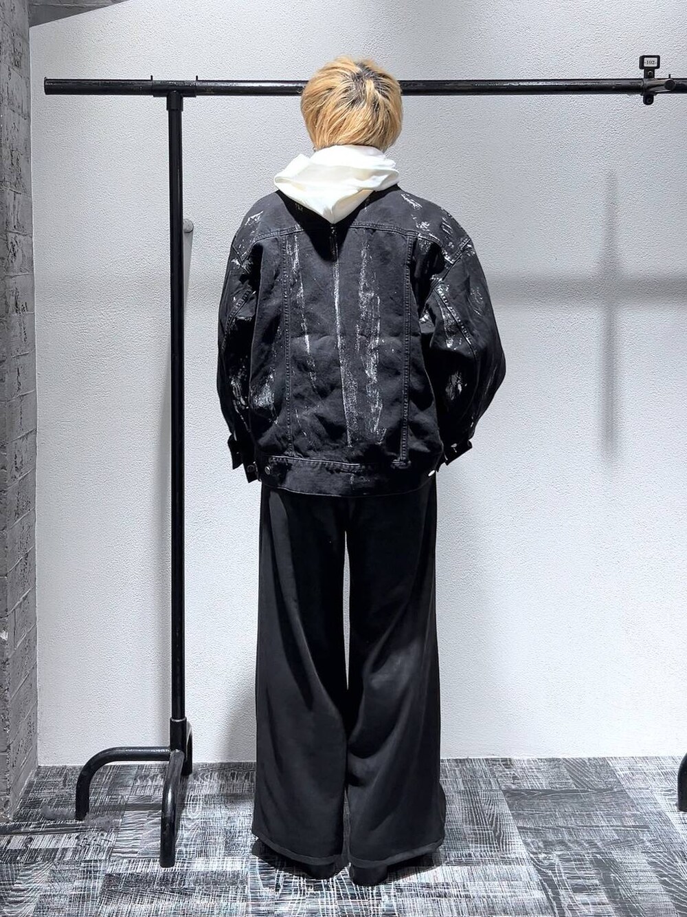 ブラック系のブーツ、ブラック系のその他パンツ、ブラック系のデニムジャケットを着用したメンズの冬コーディネートの4枚目の写真