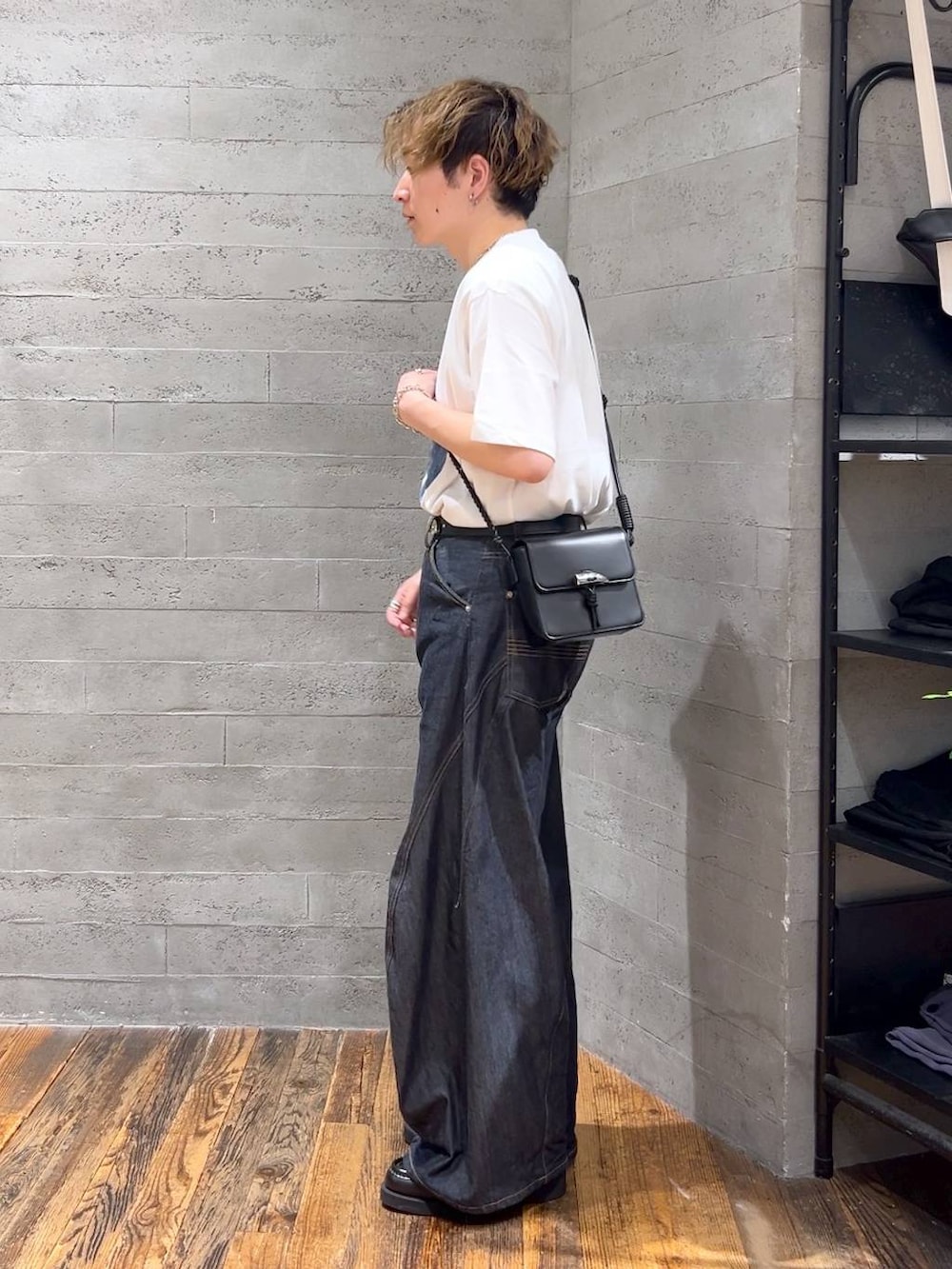 「低身長、きれいめ、モード、オーバーサイズ、HARE、デニムパンツ、Tシャツ、カジュアル、個性派」|「HAREのステンレスブレスレット(HARE)(ブレスレット、シルバー系)」を使った、HARE もりたいさん(メンズ・168cm)の夏コーディネートの4枚目の写真